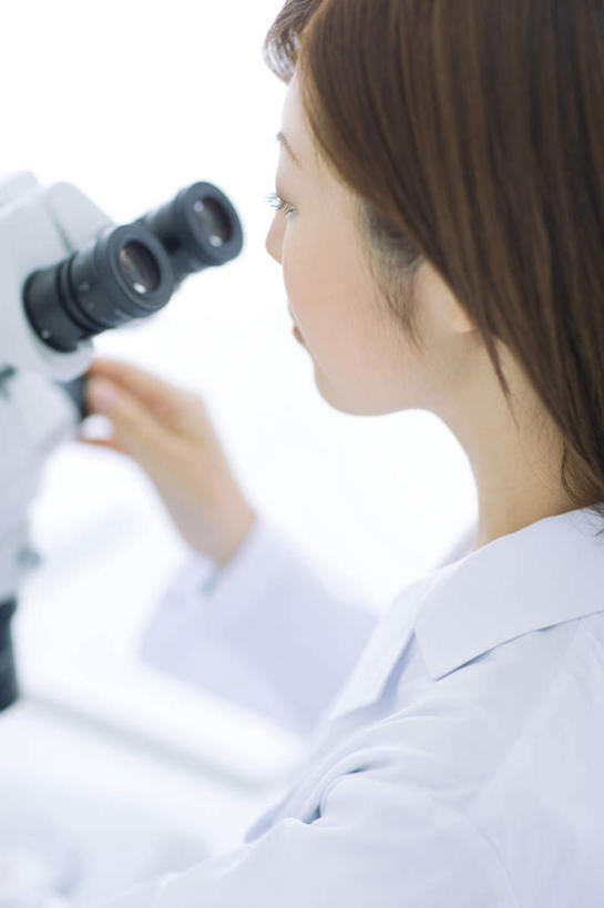 东方人,一个人,技术人员,坐,竖图,俯视,室内,白天,白色背景,仪器,亚洲,仅一个年轻女性,仅一个女性,仅一个人,握,检查,反射,分析,科学,显微镜,拿,拿着,注视,黄种人,观察,看,清晰,探索,握着,摄影,影棚,放大,观看,仔细,一台,透镜,察看,凸透镜,聚焦,关注,光学,清楚,年轻女性,女人,女性,亚洲人,技术员,坐着,半身,彩图,高角度拍摄,影棚拍摄,拍摄