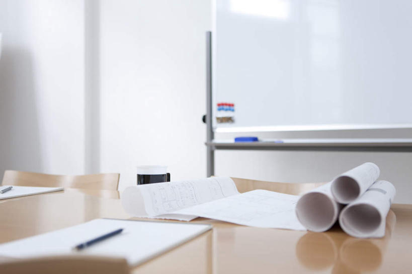 无人,办公室,会议室,横图,俯视,室内,白天,桌子,杯子,椅子,阴影,反射,笔,材料,瓷器,档案,文件,影子,纸,墙,办公用品,咖啡杯,陶瓷制品,纸张,墙壁,墙面,文具,白板,学习用品,资料,文具用品,文档,瓷杯,记录板,记事板,彩图,高角度拍摄