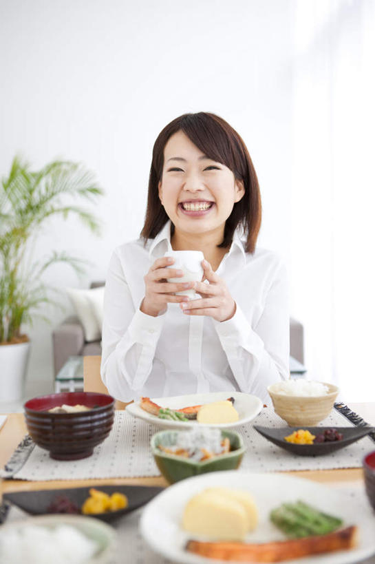 米饭,东方人,一个人,坐,举,笑,微笑,露齿笑,竖图,室内,白天,正面,烹饪,植物,餐桌,靠垫,桌子,杯子,餐具,椅子,亚洲,仅一个年轻女性,仅一个女性,仅一个人,握,瓷器,碟子,盘,盆栽,墙,花菜,花椰菜,西兰花,日本料理,料理,食品,咖啡杯,靠枕,盆景,陶瓷制品,饭,拿,拿着,注视,黄种人,菜肴,美食,墙壁,墙面,食物,绿色,自然,盘子,垫子,碟,碗,枕头,日式料理,观察,看,托,日式,握着,佳肴,生长,成长,餐台,观看,五谷,察看,关注,瓷杯,年轻女性,女人,女性,亚洲人,举起,举手,举着,向上举,向上伸,向上托,坐着,半身,彩图