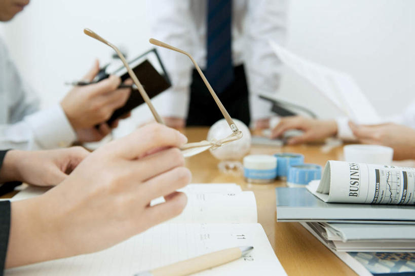 东方人,四个人,同事,商务人士,商务男性,商务女性,办公室,会议室,横图,室内,白天,正面,衬衫,成功,合作,团队,集体,信心,桌子,报纸,亚洲,套装,开会,会议,信息,笔,眼镜,办公用品,记事本,领带,黄种人,队伍,文具,本子,笔记本,学习用品,新闻,文具用品,领导,成就,商务装,合伙,领袖,近视眼镜,工薪阶层,男人,男性,年轻男性,年轻女性,女人,女性,亚洲人,年轻人,白领,上班族,半身,彩图,衬衣,报刊