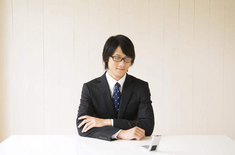 东方人,一个人,商务人士,商务男性,坐,打电话,双手交叉,横图,室内,白天,正面,衬衫,桌子,电话,手机,亚洲,仅一个男性,仅一个人,套装,眼镜,办公桌,墙,领带,注视,黄种人,通讯设备,墙壁,墙面,仅一个年轻男性,观察,看,观看,察看,双手抱胸,象征,庄重,关注,商务装,身份,近视眼镜,工薪阶层,正式,地位,交流,男人,男性,年轻男性,亚洲人,白领,上班族,沟通,通话,坐着,半身,彩图,衬衣