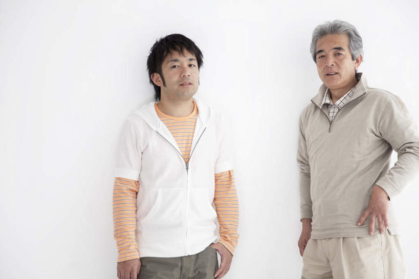 东方人,两个人,父亲,儿子,站,笑,微笑,横图,室内,白天,白色背景,正面,亚洲,墙,注视,黄种人,墙壁,墙面,观察,看,靠,靠着,倚靠,站着,父子,父爱,摄影,影棚,观看,察看,倚着,关注,双手抄兜,双手放兜,老年男性,男人,男性,年轻男性,亚洲人,插兜,两手抄兜,两手放兜,手插兜,手放口袋,站立,半身,彩图,影棚拍摄,拍摄,手抄兜