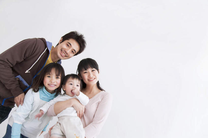 东方人,儿童,四个人,家庭,夫妻,母亲,父亲,女儿,站,抱,笑,微笑,露齿笑,横图,室内,白天,正面,爱情,纯洁,亚洲,墙,浪漫,注视,黄种人,墙壁,墙面,小孩,观察,看,靠,靠着,站着,温暖,温馨,父女,母女,一家人,恩爱,父爱,可爱,母爱,童年,童趣,恋人,抱着,观看,和睦,察看,搂着,关注,童真,烂漫,无邪,天真,男人,男性,年轻男性,年轻女性,女孩,女人,女性,亚洲人,孩子,年轻人,夫妇,情侣,怀抱,搂,搂抱,相抱,拥抱,站立,半身,彩图,伴侣,融洽,女生