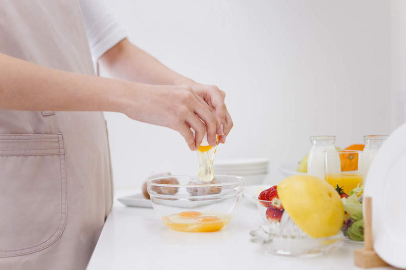 点心,面包,东方人,一个人,站,横图,室内,白天,侧面,桌子,草莓,柑橘,浆果,杯子,餐具,亚洲,仅一个年轻女性,仅一个女性,仅一个人,握,碟子,盘,墙,蛋,鸡蛋,食品,面点,拿,拿着,黄种人,墙壁,墙面,玻璃制品,食物,糕点,盘子,水杯,碟,站着,握着,草鸡蛋,卵,年轻女性,女人,女性,亚洲人,玻璃杯,洋莓,水果皇后,橘子,桔子,红莓,地莓,橙子,橙,站立,半身,彩图