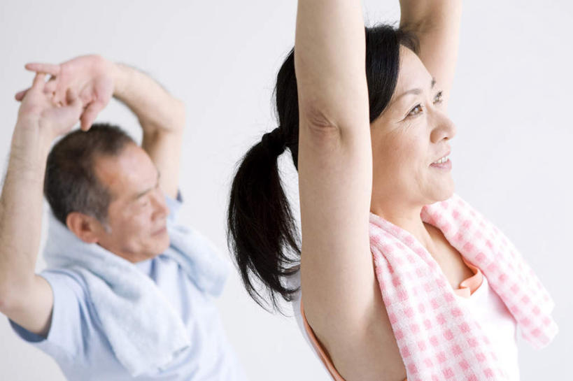 东方人,两个人,家庭,父亲,女儿,站,举,笑,微笑,横图,俯视,室内,白天,白色背景,亚洲,墙,注视,黄种人,墙壁,墙面,毛巾,观察,看,双手合十,托,站着,温暖,温馨,父女,一家人,父爱,摄影,影棚,观看,和睦,察看,关注,合十礼,合十,老年男性,男人,男性,女人,女性,中年女性,亚洲人,举起,举手,举着,向上举,向上伸,向上托,站立,半身,彩图,高角度拍摄,影棚拍摄,拍摄,融洽