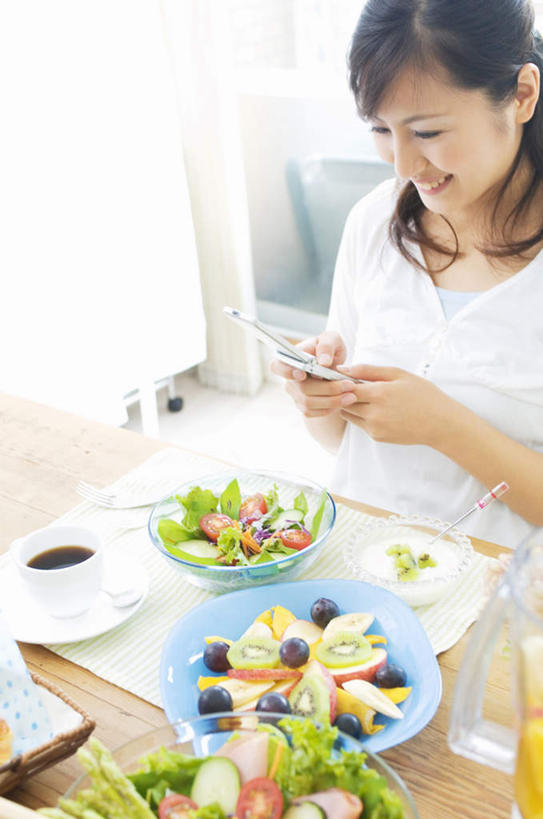 东方人,一个人,举,笑,打电话,微笑,露齿笑,竖图,俯视,室内,白天,窗户,落地窗,桌子,苹果,猕猴桃,葡萄,蔬菜,西红柿,杯子,餐具,电话,手机,水果,亚洲,仅一个年轻女性,仅一个女性,仅一个人,握,瓷器,碟子,盘,生菜,莴苣,蔬菜沙拉,沙拉,咖啡杯,陶瓷制品,拿,拿着,注视,黄种人,通讯设备,色拉,沙律,水果沙拉,玻璃窗,盘子,碟,观察,看,托,握着,有机食品,绿色食品,观看,色拉酱,察看,关注,千岛酱,瓷杯,春菜,鹅仔菜,莴仔菜,千金菜,叶用莴苣,交流,年轻女性,女人,女性,亚洲人,山葫芦,奇异果,蒲桃,猕猴梨,草龙珠,番茄,沟通,举起,举手,举着,通话,向上举,向上伸,向上托,半身,彩图,高角度拍摄