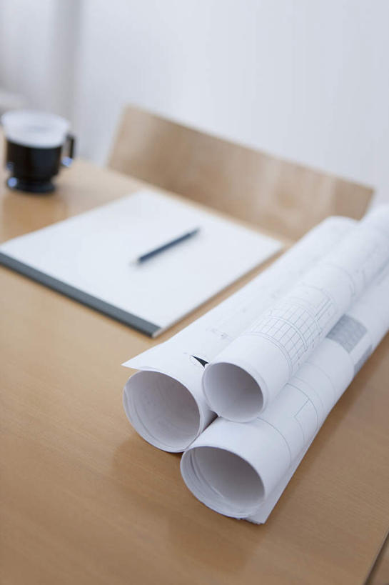 无人,竖图,俯视,室内,白天,桌子,杯子,椅子,笔,瓷器,图纸,墙,办公用品,记事本,咖啡杯,设计图,陶瓷制品,墙壁,墙面,文具,本子,笔记本,学习用品,文具用品,瓷杯,工程图,草图,蓝图,设计,彩图,高角度拍摄