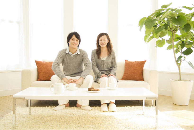 点心,面包,东方人,家庭,夫妻,坐,笑,微笑,露齿笑,横图,室内,白天,正面,爱情,植物,窗户,窗帘,地毯,落地窗,沙发,桌子,杯子,亚洲,瓷器,盆栽,食品,面点,咖啡杯,盆景,陶瓷制品,浪漫,注视,黄种人,玻璃窗,食物,糕点,绿色,自然,茶壶,拖鞋,观察,看,温暖,温馨,一家人,家居,恩爱,恋人,生长,成长,观看,和睦,察看,关注,瓷杯,布艺沙发,男人,男性,年轻男性,年轻女性,女人,女性,亚洲人,年轻人,夫妇,情侣,坐着,彩图,全身,伴侣,融洽