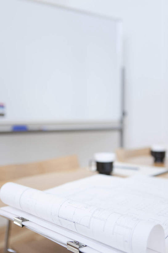 无人,办公室,竖图,俯视,室内,白天,地板,桌子,杯子,阴影,朦胧,模糊,反射,材料,瓷器,档案,文件,影子,墙,咖啡杯,陶瓷制品,地面,木地板,墙壁,墙面,白板,资料,文档,瓷杯,记录板,记事板,彩图,高角度拍摄