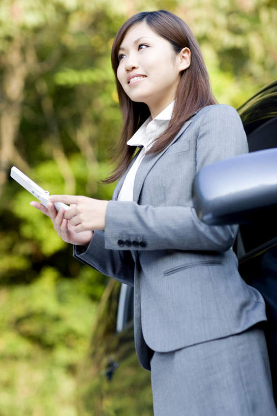 东方人,一个人,商务人士,商务女性,站,举,笑,打电话,微笑,露齿笑,竖图,室外,白天,侧面,旅游,度假,美景,树林,植物,汽车,电话,手机,亚洲,仅一个年轻女性,仅一个女性,仅一个人,许多,握,套装,景观,拿,拿着,注视,黄种人,娱乐,通讯设备,车,树,树木,蓝色,绿色,蓝天,天空,自然,交通工具,轿车,天,观察,看,托,站着,享受,休闲,景色,放松,握着,生长,晴朗,成长,观看,察看,关注,自然风光,载具,商务装,工薪阶层,万里无云,交流,年轻女性,女人,女性,亚洲人,白领,上班族,晴空,晴空万里,沟通,举起,举手,举着,通话,向上举,向上伸,向上托,站立,半身,彩图