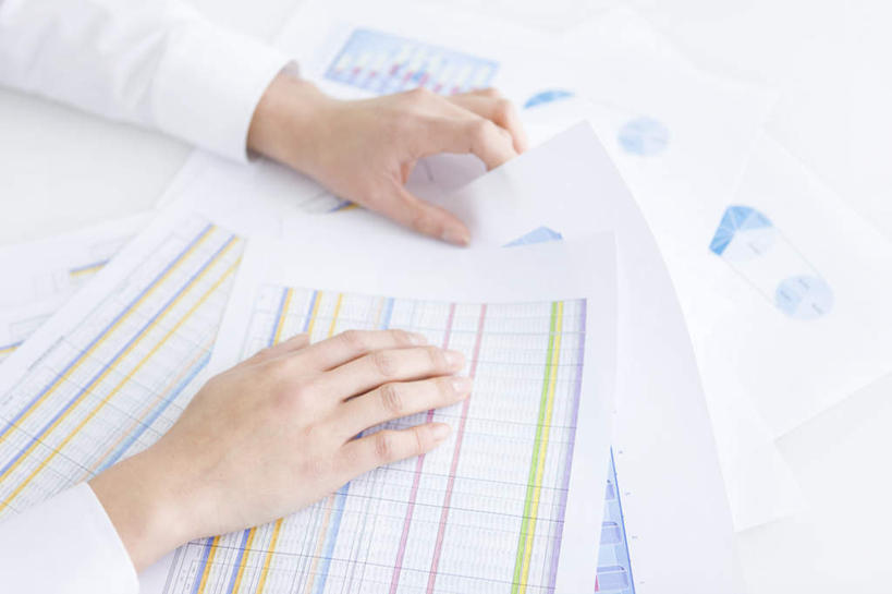 东方人,手,一个人,坐,横图,俯视,室内,白天,桌子,亚洲,仅一个年轻女性,仅一个女性,仅一个人,一堆,许多,握,堆叠,堆积,材料,档案,文件,纸,拿,拿着,黄种人,资料,手部,握着,堆,图标,文档,年轻女性,女人,女性,亚洲人,坐着,半身,彩图,高角度拍摄