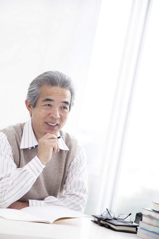 东方人,一个人,坐,举,笑,微笑,露齿笑,竖图,室内,白天,正面,窗户,窗帘,落地窗,桌子,书籍,亚洲,仅一个男性,仅一个人,撑,笔,眼镜,办公用品,记事本,托腮,注视,黄种人,玻璃窗,文具,本子,笔记本,学习用品,观察,看,托,仅一个老年男性,观看,文具用品,察看,关注,托下巴,近视眼镜,老年男性,男人,男性,亚洲人,书,图书,举起,举手,举着,向上举,向上伸,向上托,坐着,半身,彩图