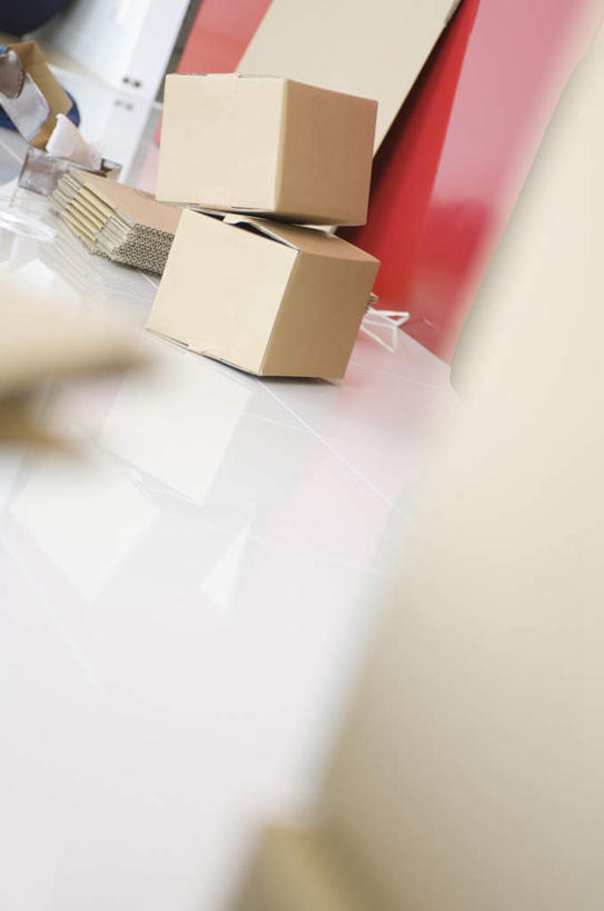 无人,竖图,俯视,室内,白天,一堆,许多,阴影,堆叠,堆积,朦胧,模糊,光线,包装,瓷砖,地砖,影子,纸箱,墙,地面,墙壁,墙面,阳光,容器,箱子,堆,纸板箱,包装箱,彩图,高角度拍摄