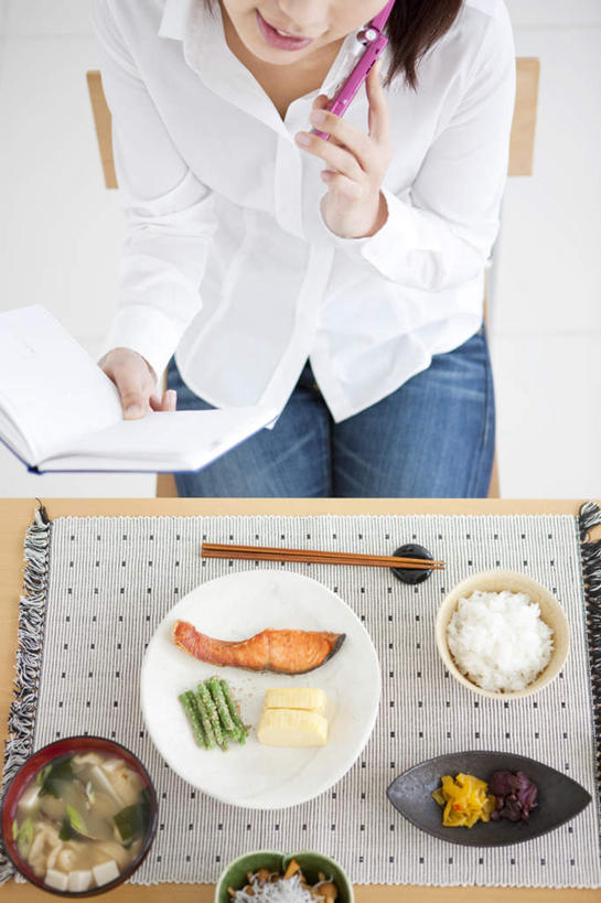 米饭,豆腐,东方人,一个人,坐,举,打电话,竖图,俯视,室内,白天,烹饪,筷子,桌子,餐具,电话,手机,椅子,亚洲,仅一个年轻女性,仅一个女性,仅一个人,握,布料,瓷砖,地砖,日本料理,料理,食品,记事本,地面,饭,拿,布纹,筷枕,拿着,注视,黄种人,文化,通讯设备,传统,菜肴,美食,桌布,食物,本子,笔记本,餐巾,台布,碗,日式料理,观察,看,托,日式,握着,佳肴,观看,礼节,五谷,察看,关注,礼仪,交流,年轻女性,女人,女性,亚洲人,进餐用具,沟通,举起,举手,举着,通话,向上举,向上伸,向上托,坐着,半身,彩图,高角度拍摄