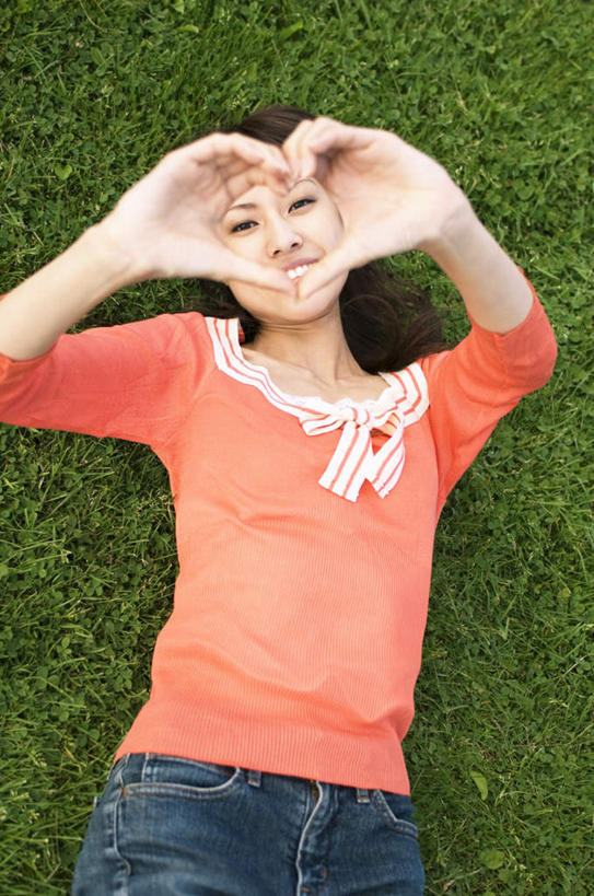 东方人,一个人,躺,举,笑,微笑,露齿笑,竖图,俯视,室外,白天,爱情,草地,草坪,植物,亚洲,仅一个年轻女性,仅一个女性,仅一个人,服装,爱心,浪漫,注视,休闲装,黄种人,草,衣服,黄色,绿色,观察,看,手势,托,休闲,温暖,温馨,心形,休闲服,恩爱,服饰,观看,和睦,察看,关注,卧着,年轻女性,女人,女性,亚洲人,心型,举起,举手,举着,躺着,卧,向上举,向上伸,向上托,半身,彩图,高角度拍摄,融洽