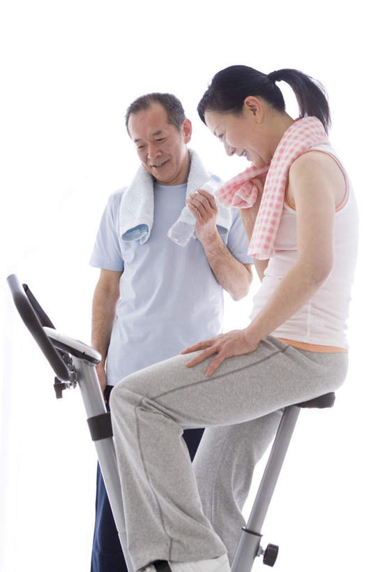 东方人,中年人,家庭,夫妻,坐,举,笑,微笑,露齿笑,竖图,室内,白天,白色背景,侧面,爱情,锻炼,运动,亚洲,浪漫,注视,黄种人,娱乐,运动器械,毛巾,观察,看,托,享受,休闲,温暖,温馨,一家人,健身器械,恩爱,放松,恋人,摄影,影棚,观看,和睦,察看,关注,健身器材,室内运动,动感单车,体育,男人,男性,女人,女性,中年男性,中年女性,亚洲人,夫妇,情侣,举起,举手,举着,向上举,向上伸,向上托,坐着,半身,彩图,影棚拍摄,健身,拍摄,伴侣,融洽,运动器材