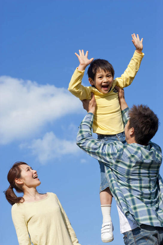 东方人,儿童,三个人,家庭,夫妻,母亲,父亲,儿子,站,举,伸展双臂,竖图,室外,白天,仰视,爱情,纯洁,亚洲,服装,格子,云,云朵,浪漫,云彩,注视,休闲装,黄种人,小孩,衣服,蓝色,黑色,白云,蓝天,天空,天,观察,看,托,站着,休闲,温暖,温馨,父子,母子,三口之家,一家人,休闲服,恩爱,父爱,可爱,母爱,童年,童趣,恋人,服饰,晴朗,观看,和睦,察看,关注,童真,烂漫,无邪,天真,男孩,男人,男性,年轻男性,年轻女性,女人,女性,亚洲人,孩子,年轻人,长发,夫妇,情侣,晴空,敞开双臂,举起,举手,举着,伸开双臂,向上举,向上伸,向上托,展开双肩,站立,张开手臂,张开双臂,半身,彩图,低角度拍摄,伴侣,融洽,男生