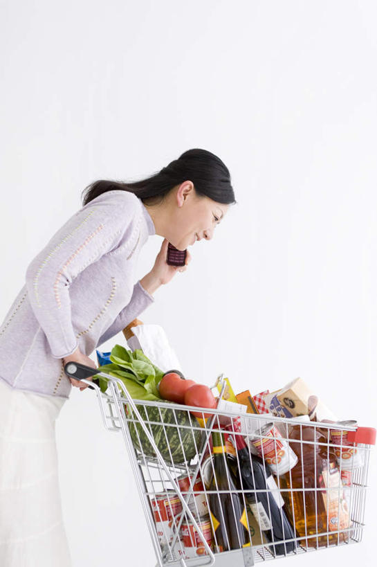 东方人,一个人,站,打电话,竖图,室内,白天,白色背景,侧面,蔬菜,西红柿,电话,手机,购物车,亚洲,仅一个年轻女性,仅一个女性,仅一个人,服装,新鲜,墙,食品,拿,拿着,注视,休闲装,黄种人,通讯设备,墙壁,墙面,车,玻璃制品,酒瓶,食物,衣服,黑色,玻璃瓶,瓶子,手推车,低头,观察,看,站着,休闲,休闲服,摄影,服饰,有机食品,绿色食品,影棚,观看,察看,便利,存放,关注,载具,快捷,方便,寄存,寄放,暂存,交流,年轻女性,女人,女性,亚洲人,长发,番茄,沟通,通话,站立,半身,彩图,影棚拍摄,拍摄