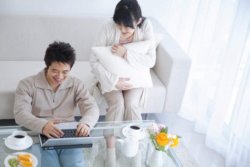 咖啡,东方人,两个人,夫妻,客厅,坐,抱,横图,俯视,室内,白天,爱情,幸福,电脑,笔记本电脑,靠垫,桌面,桌子,杯子,餐具,亚洲,服装,网络,瓷器,碟子,盘,墙,咖啡杯,靠枕,陶瓷制品,两杯,浪漫,注视,休闲装,黄种人,娱乐,通讯设备,墙壁,墙面,饮料,衣服,黑色,盘子,垫子,碟,枕头,观察,看,享受,休闲,温馨,休闲服,恩爱,放松,乐趣,恋人,服饰,抱着,观看,察看,提神,无线,起居室,舒适,搂着,关注,瓷杯,醒脑,通信设备,无线网络,无线上网,便携式电脑,软饮料,手提电脑,男人,男性,年轻男性,年轻女性,女人,女性,亚洲人,长发,夫妇,情侣,搂,搂抱,坐着,半身,彩图,高角度拍摄,伴侣