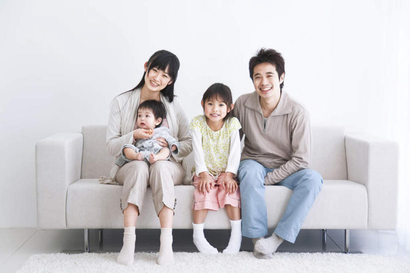 东方人,儿童,四个人,家庭,夫妻,母亲,父亲,女儿,儿子,坐,抱,横图,室内,白天,白色背景,正面,爱情,纯洁,亚洲,服装,浪漫,注视,休闲装,黄种人,小孩,衣服,黑色,观察,看,休闲,温暖,温馨,父女,父子,母女,母子,一家人,休闲服,恩爱,父爱,可爱,母爱,童年,童趣,恋人,摄影,服饰,影棚,抱着,观看,和睦,察看,搂着,关注,童真,烂漫,无邪,天真,男孩,男人,男性,年轻男性,年轻女性,女孩,女人,女性,亚洲人,孩子,年轻人,长发,夫妇,情侣,搂,搂抱,坐着,彩图,全身,影棚拍摄,拍摄,伴侣,融洽,男生,女生