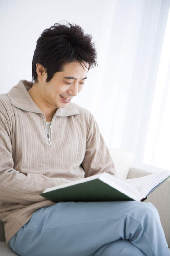 东方人,一个人,坐,笑,微笑,露齿笑,竖图,室内,白天,侧面,看书,阅读,窗帘,书籍,亚洲,仅一个男性,仅一个人,学习,服装,装饰,二郎腿,拿,拿着,注视,休闲装,黄种人,仅一个年轻男性,衣服,黑色,帘子,书本,观察,看,休闲,休闲服,遮阳,读书,浏览,服饰,观看,华丽,修饰,点缀,察看,关注,衬托,美观,雅致,雅观,男人,男性,年轻男性,亚洲人,书,图书,坐着,半身,彩图,短发