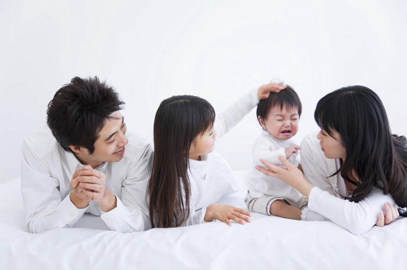 东方人,儿童,四个人,家庭,夫妻,母亲,父亲,女儿,儿子,摸,哭,横图,室内,白天,正面,爱情,纯洁,床,卧室,亚洲,抚摸,服装,墙,双人床,床单,浪漫,休闲装,黄种人,被子,墙壁,墙面,小孩,衣服,黑色,趴着,休闲,温暖,温馨,父女,父子,母女,母子,一家人,休闲服,恩爱,父爱,可爱,母爱,童年,童趣,恋人,服饰,和睦,被单,童真,烂漫,无邪,天真,男孩,男人,男性,年轻男性,年轻女性,女孩,女人,女性,亚洲人,孩子,年轻人,长发,夫妇,情侣,触摸,接触,趴,半身,彩图,哭泣,哭啼,睡房,卧房,伴侣,融洽,男生,女生