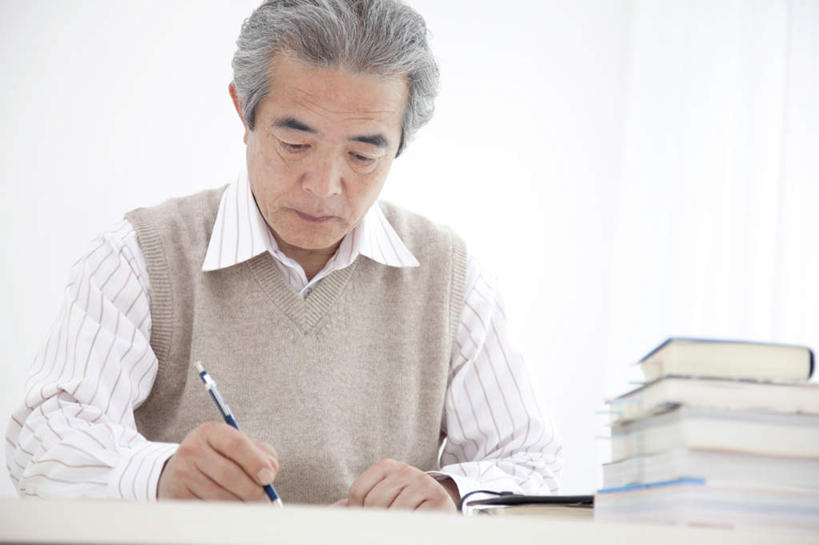 东方人,一个人,坐,横图,室内,白天,白色背景,正面,衬衫,桌面,桌子,亚洲,仅一个男性,仅一个人,条纹,服装,背心,笔,办公用品,记事本,圆珠笔,拿,拿着,注视,休闲装,黄种人,文具,衣服,白色,黑色,本子,笔记本,学习用品,观察,看,仅一个老年男性,休闲,休闲服,摄影,服饰,影棚,观看,文具用品,察看,书写,关注,老年男性,男人,男性,亚洲人,坐着,半身,彩图,影棚拍摄,衬衣,拍摄,短发