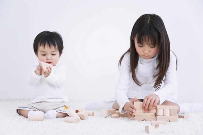 东方人,儿童,两个人,家庭,坐,横图,室内,白天,白色背景,正面,游戏,纯洁,智慧,玩具,亚洲,服装,拿,玩,拿着,注视,休闲装,黄种人,娱乐,小孩,衣服,黑色,观察,看,休闲,温暖,温馨,一家人,休闲服,积木,可爱,童年,童趣,益智,摄影,服饰,影棚,观看,活动,和睦,察看,思维,发泄,关注,消遣,智力,想象,童真,烂漫,无邪,宣泄,天真,男孩,男人,男性,女孩,女人,女性,亚洲人,孩子,长发,玩耍,嬉戏,坐着,彩图,全身,影棚拍摄,拍摄,融洽,男生,女生