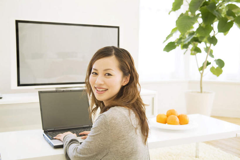 东方人,一个人,坐,笑,微笑,露齿笑,横图,室内,白天,电脑,笔记本电脑,植物,餐桌,桌子,柑橘,水果,亚洲,仅一个年轻女性,仅一个女性,仅一个人,许多,服装,新鲜,网络,盆栽,生食,食品,果实,盆景,注视,休闲装,黄种人,通讯设备,食物,背面,衣服,绿色,黑色,自然,观察,回头,看,休闲,休闲服,服饰,有机食品,绿色食品,生长,成长,餐台,观看,察看,无线,关注,通信设备,无线网络,无线上网,便携式电脑,手提电脑,年轻女性,女人,女性,亚洲人,长发,橘子,桔子,橙子,橙,坐着,半身,彩图