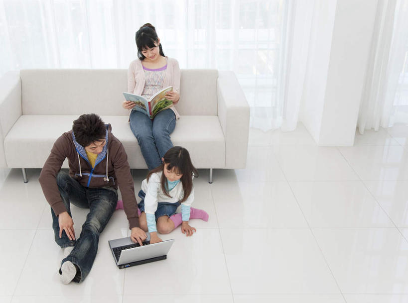 东方人,儿童,三个人,家庭,夫妻,母亲,父亲,女儿,客厅,坐,横图,俯视,室内,白天,爱情,看书,阅读,纯洁,电脑,笔记本电脑,窗帘,沙发,书籍,亚洲,学习,服装,装饰,网络,浪漫,拿,拿着,注视,休闲装,黄种人,通讯设备,小孩,衣服,黑色,帘子,书本,观察,看,休闲,温暖,温馨,父女,母女,三口之家,一家人,休闲服,遮阳,恩爱,父爱,可爱,母爱,童年,童趣,读书,浏览,恋人,服饰,观看,华丽,修饰,点缀,和睦,察看,无线,起居室,关注,通信设备,无线网络,无线上网,便携式电脑,童真,烂漫,无邪,衬托,美观,雅致,雅观,客堂,天真,手提电脑,男人,男性,年轻男性,年轻女性,女孩,女人,女性,亚洲人,孩子,年轻人,长发,夫妇,情侣,书,图书,坐着,彩图,高角度拍摄,全身,伴侣,融洽,女生,皮沙发
