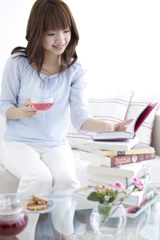 东方人,一个人,客厅,坐,竖图,室内,白天,正面,看书,阅读,幸福,茶,沙发,书籍,亚洲,仅一个年轻女性,仅一个女性,仅一个人,学习,服装,墙,茶叶,饮品,拿,拿着,注视,休闲装,黄种人,娱乐,墙壁,墙面,衣服,黑色,书本,花茶,观察,看,享受,休闲,温馨,休闲服,放松,乐趣,读书,浏览,保健,养生,服饰,观看,花草茶,察看,起居室,舒适,关注,香花茶,香片,熏花茶,客堂,年轻女性,女人,女性,亚洲人,长发,书,图书,坐着,半身,彩图,皮沙发