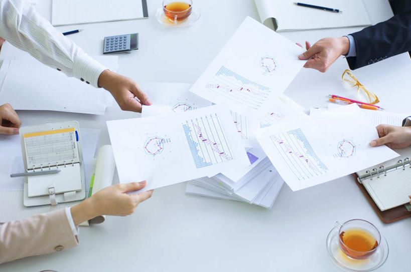 东方人,四个人,同事,商务人士,商务男性,商务女性,办公室,站,横图,俯视,室内,白天,衬衫,成功,合作,团队,集体,信心,桌子,杯子,亚洲,套装,笔,材料,档案,文件,办公桌,办公用品,记事本,领带,圆珠笔,拿,拿着,黄种人,队伍,玻璃制品,文具,本子,笔记本,水杯,学习用品,资料,站着,文具用品,领导,象征,庄重,成就,文档,商务装,身份,合伙,领袖,工薪阶层,正式,地位,男人,男性,年轻男性,年轻女性,女人,女性,亚洲人,年轻人,白领,上班族,玻璃杯,站立,半身,彩图,高角度拍摄,衬衣