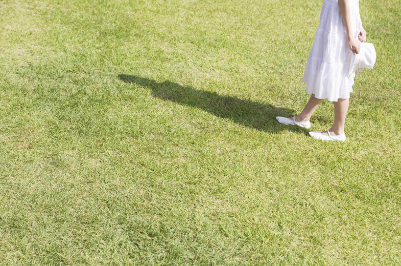 东方人,一个人,站,走,横图,俯视,室外,白天,草地,草坪,植物,帽子,亚洲,仅一个年轻女性,仅一个女性,仅一个人,阴影,服装,光线,影子,拿,拿着,休闲装,黄种人,草,衣服,绿色,白色,阳光,遮阳帽,站着,休闲,休闲服,服饰,一顶,年轻女性,女人,女性,亚洲人,步行,散步,站立,走路,半身,彩图,高角度拍摄