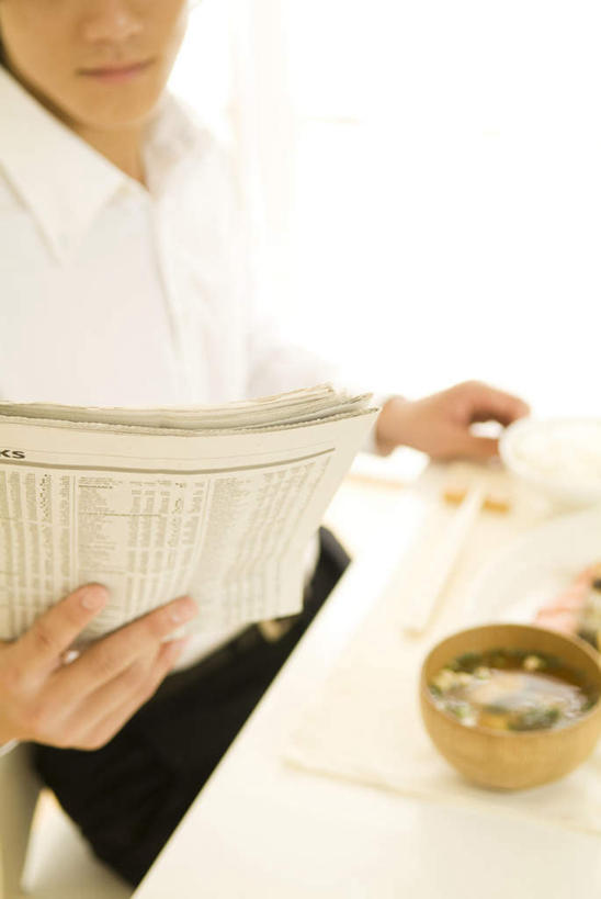 东方人,一个人,商务人士,商务男性,办公室,坐,竖图,俯视,室内,白天,衬衫,阅读,餐桌,桌子,报纸,亚洲,仅一个男性,仅一个人,学习,套装,朦胧,模糊,汤,领带,拿,拿着,黄种人,仅一个年轻男性,碗,看,浏览,餐台,象征,庄重,商务装,身份,工薪阶层,正式,地位,年轻男性,亚洲人,年轻人,白领,上班族,坐着,半身,彩图,高角度拍摄,衬衣