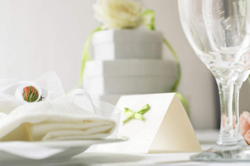 无人,横图,俯视,室内,特写,白天,爱情,幸福,纯洁,热情,餐桌,桌子,玫瑰,静物,杯子,餐具,礼盒,礼物,朦胧,模糊,刀叉,碟子,高脚杯,盘,纸盒,玫瑰花,纸张,红酒杯,浪漫,玻璃制品,盒子,粉色,绿色,白色,包装盒,盘子,酒杯,卡片,礼品盒,碟,温暖,温馨,恩爱,摄影,礼品,影棚,餐台,和睦,感动,尊敬,天真,刺玫花,徘徊花,玻璃杯,彩图,高角度拍摄,影棚拍摄,拍摄,融洽