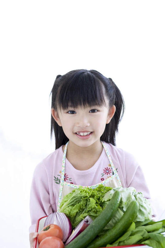 东方人,儿童,一个人,站,笑,微笑,竖图,室内,白天,正面,纯洁,黄瓜,蔬菜,西红柿,亚洲,仅一个女性,仅一个人,一堆,许多,堆积,服装,新鲜,围裙,食品,拿,拿着,注视,休闲装,黄种人,食物,小孩,衣服,紫色,观察,看,站着,仅一个小孩,休闲,休闲服,可爱,童年,童趣,服饰,有机食品,绿色食品,观看,堆,察看,关注,童真,烂漫,无邪,天真,女孩,女人,女性,亚洲人,孩子,青瓜,胡瓜,番茄,站立,半身,彩图,女生