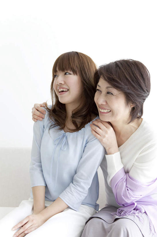 东方人,两个人,家庭,母亲,女儿,客厅,坐,笑,微笑,露齿笑,竖图,室内,白天,白色背景,正面,裙子,植物,地板,靠垫,沙发,亚洲,连衣裙,服装,盆栽,靠枕,盆景,地面,注视,休闲装,黄种人,木地板,衣服,绿色,自然,抹胸,垫子,枕头,观察,看,休闲,温暖,温馨,母女,一家人,休闲服,母爱,摄影,服饰,影棚,生长,成长,观看,和睦,察看,起居室,关注,布艺沙发,抹胸裙,客堂,年轻女性,女人,女性,中年女性,亚洲人,坐着,半身,彩图,影棚拍摄,拍摄,融洽