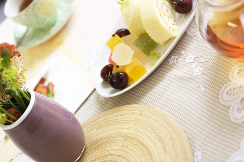 点心,无人,横图,俯视,室内,特写,白天,下午茶,樱桃,花瓶,水果,朦胧,模糊,新鲜,盛开,生食,食品,糖,糖果,甜点,甜品,果实,软糖,花蕾,玻璃制品,花,花瓣,花朵,鲜花,食物,糕点,玻璃瓶,瓶子,甜食,花苞,花蕊,有机食品,绿色食品,海绵蛋糕,樱珠,莺桃,英桃,楔桃,牛桃,荆桃,彩图,高角度拍摄,蛋糕