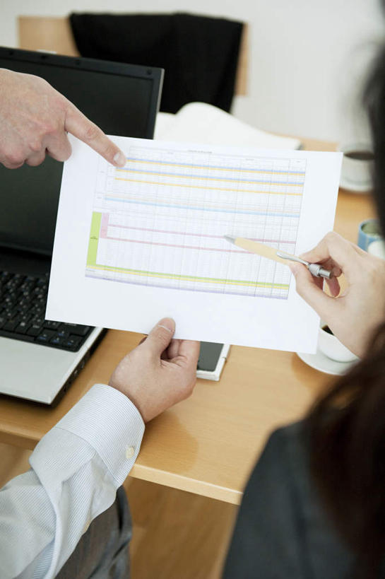 东方人,两个人,同事,商务人士,商务男性,商务女性,办公室,站,竖图,室内,白天,衬衫,成功,合作,团队,集体,信心,电脑,笔记本电脑,桌子,亚洲,套装,网络,材料,档案,文件,办公桌,领带,拿,拿着,黄种人,通讯设备,队伍,背面,资料,站着,无线,领导,象征,庄重,成就,文档,通信设备,商务装,身份,无线网络,合伙,领袖,无线上网,便携式电脑,工薪阶层,正式,地位,手提电脑,男人,男性,年轻男性,年轻女性,女人,女性,亚洲人,年轻人,白领,上班族,站立,半身,彩图,衬衣