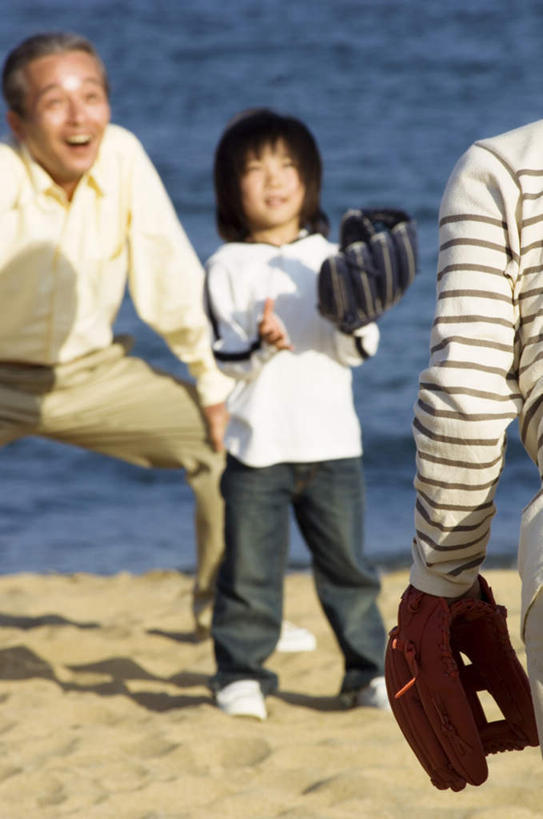 东方人,儿童,老年人,背部,家庭,祖父,棒球运动员,站,笑,微笑,露齿笑,竖图,俯视,室外,白天,锻炼,纯洁,运动,棒球,垒球,海浪,海洋,沙滩,亚洲,服装,棒球手套,沙子,海岸,浪花,沙地,拿,拿着,注视,休闲装,黄种人,球,小孩,衣服,海水,手套,观察,看,站着,休闲,温暖,温馨,一家人,休闲服,可爱,童年,童趣,服饰,爷爷,观看,祖孙,和睦,察看,关注,海景,童真,烂漫,无邪,外公,外祖父,外孙,棒球球员,外孙子,体育,天真,老年男性,男孩,男人,男性,年轻男性,亚洲人,孩子,孙子,大海,风浪,海,海水的波动,海滩,近岸浪,涌浪,站立,半身,彩图,高角度拍摄,健身,融洽,男生