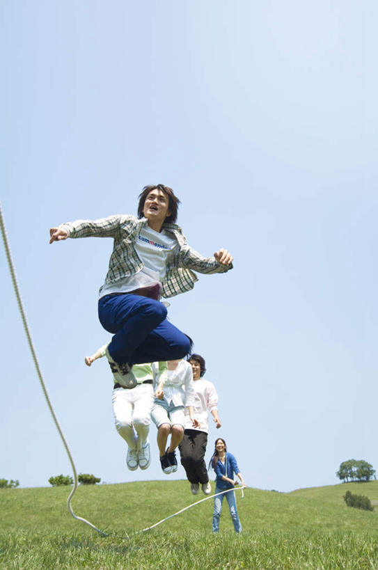 东方人,四个人,伙伴,朋友,跳,跳绳,竖图,室外,白天,仰视,锻炼,游戏,友谊,运动,草地,草坪,植物,亚洲,服装,半空,玩,注视,休闲装,黄种人,娱乐,草,衣服,蓝色,绿色,蓝天,天空,绳子,天,观察,看,休闲,休闲服,服饰,观看,活动,绳索,察看,发泄,关注,消遣,智力,宣泄,体育,友情,男人,男性,年轻男性,年轻女性,女人,女性,亚洲人,跳跃,玩耍,嬉戏,彩图,低角度拍摄,全身,健身