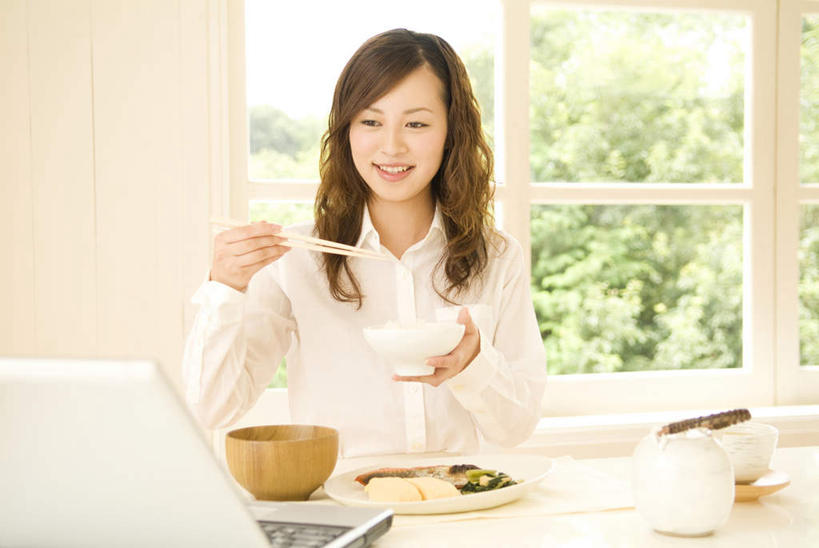 东方人,一个人,坐,笑,微笑,横图,室内,白天,正面,电脑,笔记本电脑,植物,餐桌,窗户,筷子,桌子,餐具,亚洲,仅一个年轻女性,仅一个女性,仅一个人,服装,朦胧,模糊,网络,碟子,盘,食品,拿,拿着,注视,休闲装,黄种人,文化,通讯设备,传统,玻璃窗,树,树木,食物,衣服,绿色,自然,盘子,碟,碗,观察,看,休闲,休闲服,服饰,生长,成长,餐台,观看,礼节,察看,无线,关注,礼仪,通信设备,无线网络,无线上网,便携式电脑,手提电脑,年轻女性,女人,女性,亚洲人,进餐用具,烹调用具,坐着,半身,彩图