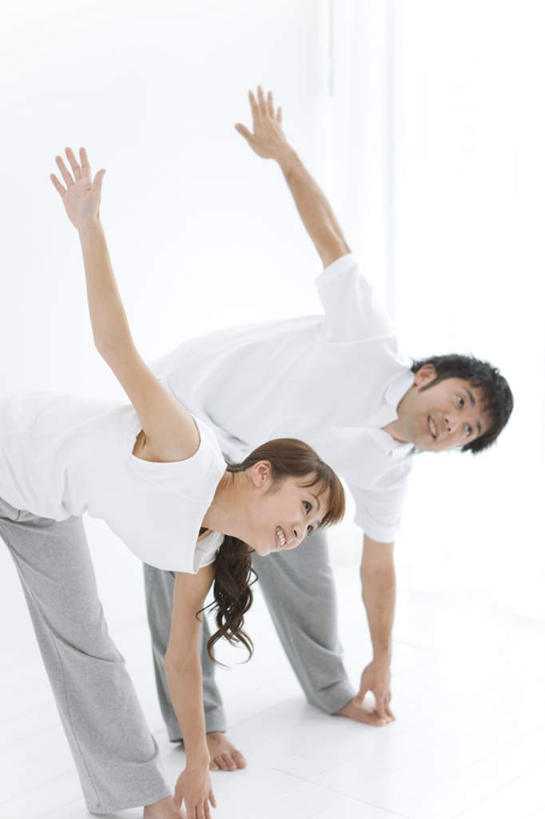 东方人,两个人,站,伸展双臂,竖图,室内,白天,白色背景,侧面,衬衫,爱情,锻炼,运动,亚洲,伸展,弯腰,阴影,服装,光线,影子,地面,浪漫,注视,休闲装,黄种人,衣服,白色,阳光,观察,看,站着,休闲,温暖,温馨,休闲服,恩爱,伸直,恋人,摄影,服饰,影棚,观看,和睦,察看,关注,热身,弯身,体育,男人,男性,年轻男性,年轻女性,女人,女性,亚洲人,情侣,敞开双臂,伸开双臂,展开双肩,站立,张开手臂,张开双臂,半身,彩图,影棚拍摄,衬衣,健身,拍摄,伴侣,融洽