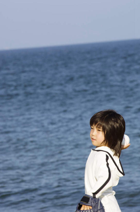 东方人,儿童,一个人,站,竖图,室外,白天,侧面,锻炼,纯洁,运动,棒球,垒球,海浪,海洋,亚洲,仅一个男性,仅一个人,服装,浪花,水平线,辽阔,海平线,拿,拿着,注视,休闲装,黄种人,球,小孩,衣服,蓝色,蓝天,天空,海水,手套,天,观察,看,站着,仅一个小孩,休闲,广阔,休闲服,可爱,童年,童趣,服饰,晴朗,观看,一望无际,察看,关注,海景,童真,烂漫,无邪,万里无云,无边无际,一马平川,体育,天真,男孩,男人,男性,亚洲人,孩子,大海,风浪,海,海水的波动,近岸浪,涌浪,晴空,晴空万里,站立,半身,彩图,健身,水天相接,水天一线,男生