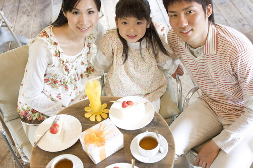 点心,东方人,儿童,三个人,家庭,夫妻,母亲,父亲,女儿,坐,笑,微笑,露齿笑,横图,俯视,室内,白天,爱情,下午茶,纯洁,餐桌,桌子,杯子,餐具,亚洲,服装,瓷器,碟子,盘,食品,咖啡杯,陶瓷制品,浪漫,注视,休闲装,黄种人,食物,糕点,小孩,衣服,盘子,碟,观察,看,休闲,温暖,温馨,父女,母女,三口之家,一家人,休闲服,恩爱,父爱,可爱,母爱,童年,童趣,恋人,服饰,餐台,观看,和睦,察看,关注,瓷杯,童真,烂漫,无邪,天真,男人,男性,年轻男性,年轻女性,女孩,女人,女性,亚洲人,孩子,年轻人,夫妇,情侣,抬头,仰头,坐着,半身,彩图,高角度拍摄,伴侣,融洽,蛋糕,女生