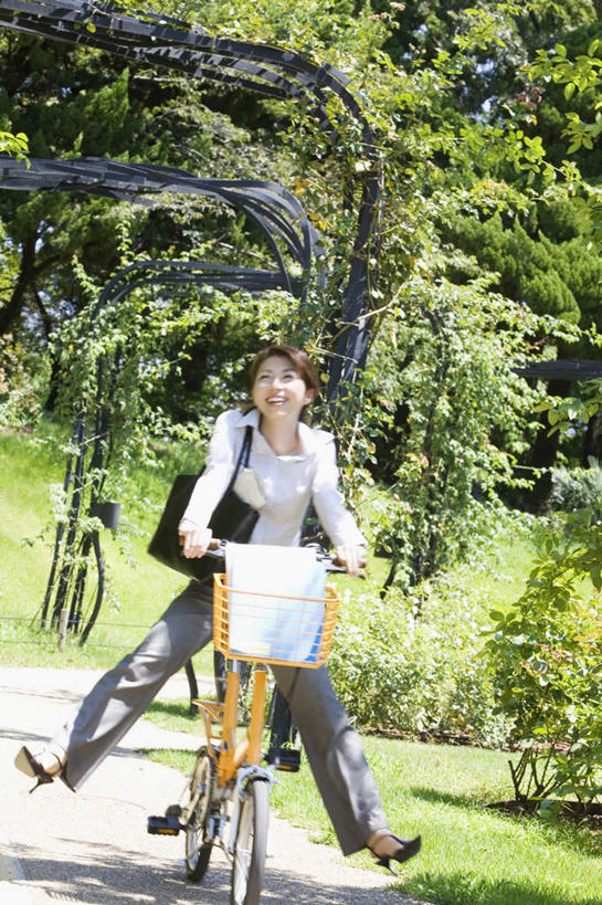 东方人,一个人,商务人士,商务女性,坐,竖图,室外,白天,正面,草地,草坪,植物,道路,路,自行车,亚洲,仅一个年轻女性,仅一个女性,仅一个人,阴影,套装,光线,包,皮包,影子,小路,交通,注视,黄种人,车,脚踏车,草,树,树木,绿色,黑色,阳光,自然,交通工具,观察,看,生长,成长,观看,张开双腿,单肩包,察看,关注,载具,商务装,工薪阶层,年轻女性,女人,女性,亚洲人,白领,上班族,坐着,彩图,全身