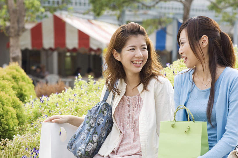 东方人,两个人,伙伴,朋友,栏杆,坐,笑,微笑,露齿笑,横图,室外,白天,正面,购物,友谊,消费,草地,草坪,植物,袋子,亚洲,阴影,条纹,服装,光线,包装袋,手提袋,影子,栅栏,帐篷,篱笆,围栏,购物袋,注视,休闲装,黄种人,护栏,草,树,树木,衣服,红色,蓝色,绿色,白色,阳光,自然,观察,看,休闲,休闲服,金融,服饰,生长,成长,观看,察看,购买,关注,贸易,友情,年轻女性,女人,女性,亚洲人,坐着,半身,彩图