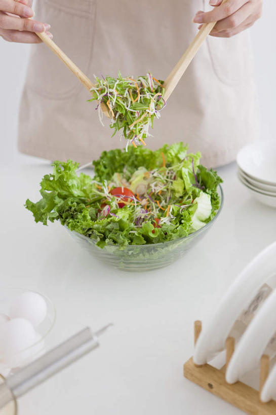 东方人,一个人,站,竖图,俯视,室内,特写,白天,餐桌,桌子,蔬菜,餐具,水果,叶子,亚洲,仅一个年轻女性,仅一个女性,仅一个人,一排,服装,整齐,碟子,盘,勺子,生菜,莴苣,蔬菜沙拉,沙拉,绿叶,拿,拿着,休闲装,黄种人,色拉,沙律,排列,衣服,盘子,调羹,碟,汤匙,搅拌,站着,休闲,休闲服,嫩叶,服饰,有机食品,绿色食品,餐台,色拉酱,队列,千岛酱,春菜,鹅仔菜,莴仔菜,千金菜,叶用莴苣,年轻女性,女人,女性,亚洲人,叶,叶片,站立,半身,彩图,高角度拍摄