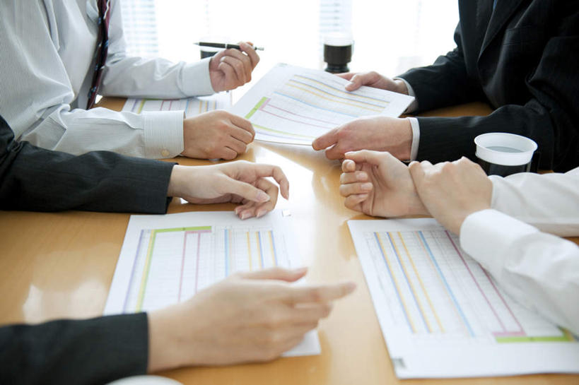 东方人,四个人,同事,商务人士,商务男性,商务女性,办公室,坐,横图,俯视,室内,白天,衬衫,成功,合作,团队,集体,信心,桌子,亚洲,套装,材料,档案,文件,办公桌,领带,黄种人,队伍,资料,领导,象征,庄重,成就,文档,商务装,身份,合伙,领袖,工薪阶层,正式,地位,男人,男性,年轻男性,年轻女性,女人,女性,亚洲人,年轻人,白领,上班族,坐着,半身,彩图,高角度拍摄,衬衣