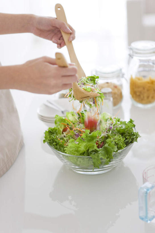 东方人,手,一个人,站,竖图,俯视,室内,特写,白天,餐桌,桌子,蔬菜,餐具,水果,叶子,亚洲,双手,仅一个年轻女性,仅一个女性,仅一个人,一排,服装,朦胧,模糊,整齐,碟子,盘,勺子,蔬菜沙拉,沙拉,绿叶,拿,拿着,休闲装,黄种人,色拉,沙律,排列,衣服,盘子,调羹,碟,汤匙,搅拌,站着,休闲,手部,休闲服,嫩叶,服饰,有机食品,绿色食品,餐台,色拉酱,队列,千岛酱,年轻女性,女人,女性,亚洲人,叶,叶片,站立,半身,彩图,高角度拍摄